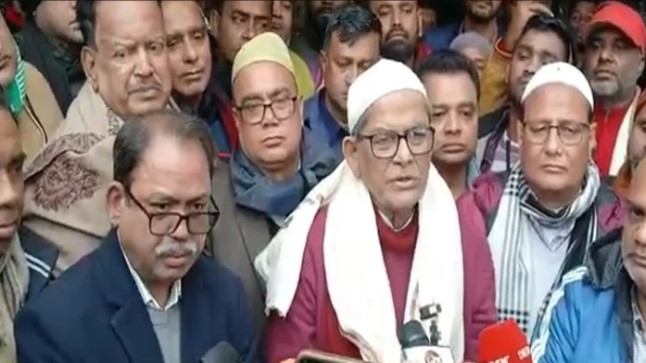 রিকশায় চড়ে এসে ঠাকুরগাঁও ১ আসনে মনোনয়ন পত্র দাখিল করলেন বিএনপি মহাসচিব মির্জা ফখরুল